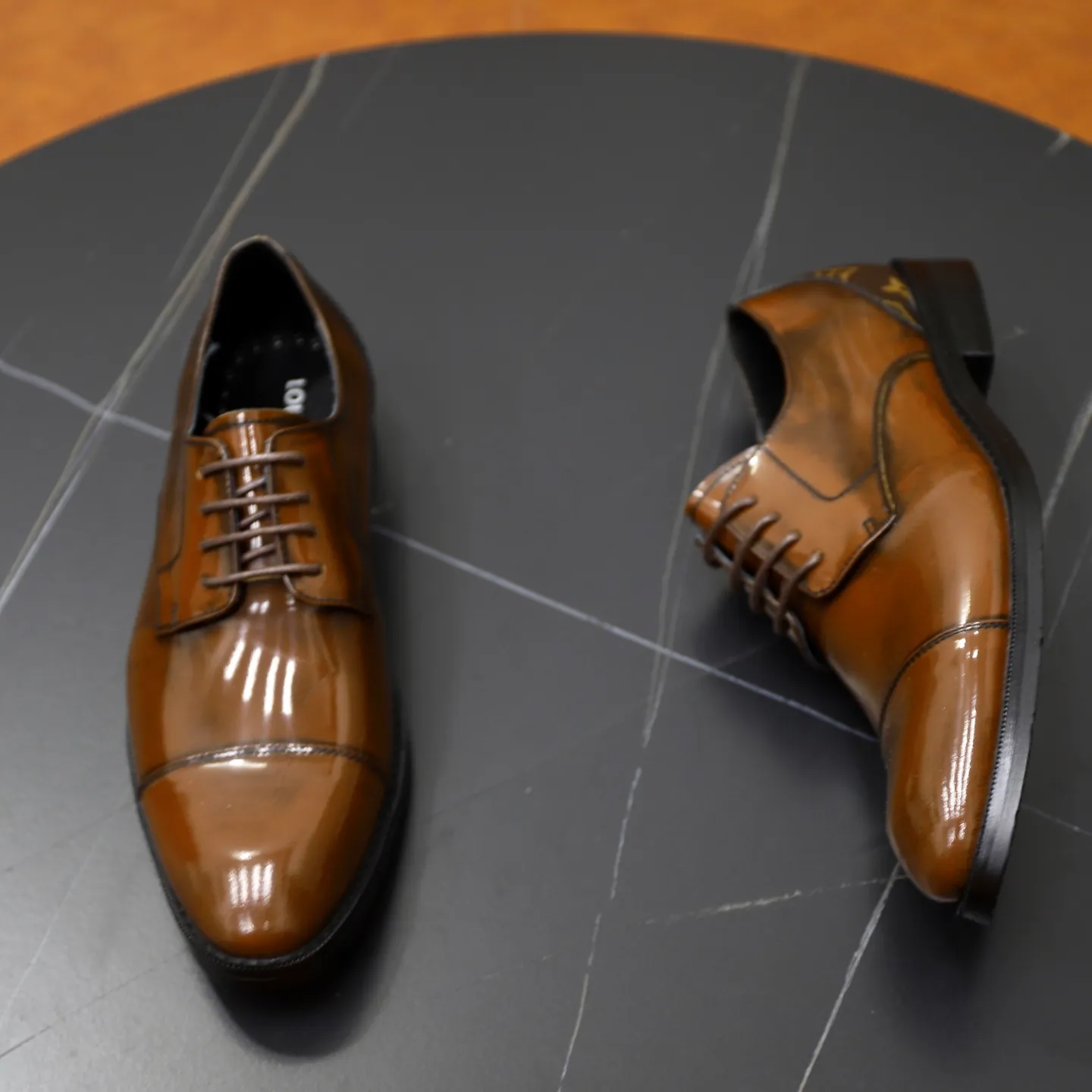 Ex-factory price: 500💰🙅‍♂️🙅‍♂️🙅‍♂️ Brand: LV Louis Vuitton Standard code: Men's size 38-44 (45 can be customized) Grade: Same style as the official website Original order quality Material: Original cowhide surface Comfortable sheepskin lining Original outsole Style category: Men's fashionable casual leather shoes Distinguished big-name luxury elements Top luxury Color: actual picture color